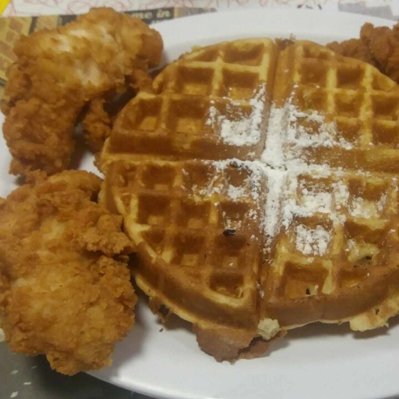 waffles con chicken tenders