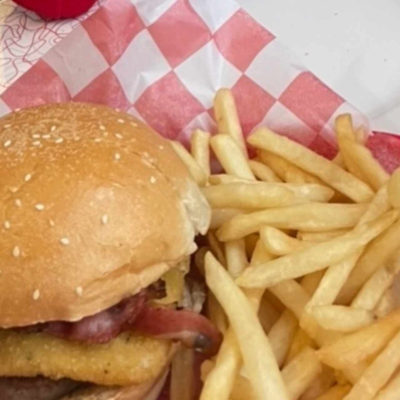 Hamburguesa The Jaws con papas fritas 