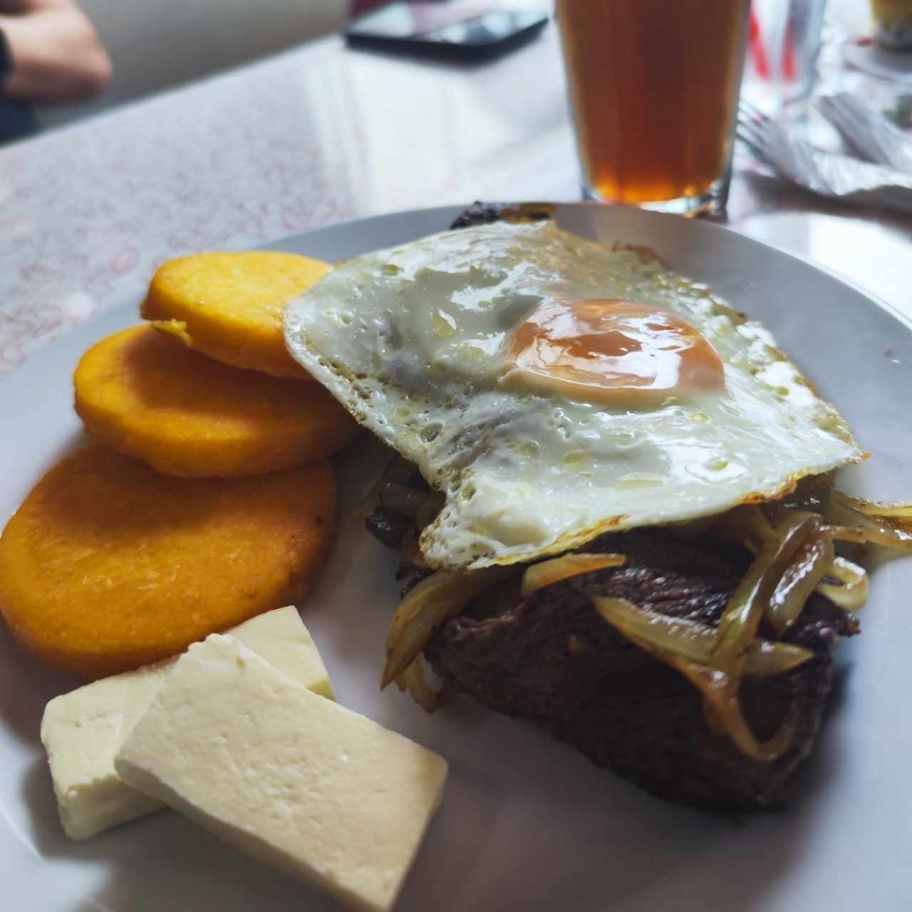 bistec encebollado a caballo 