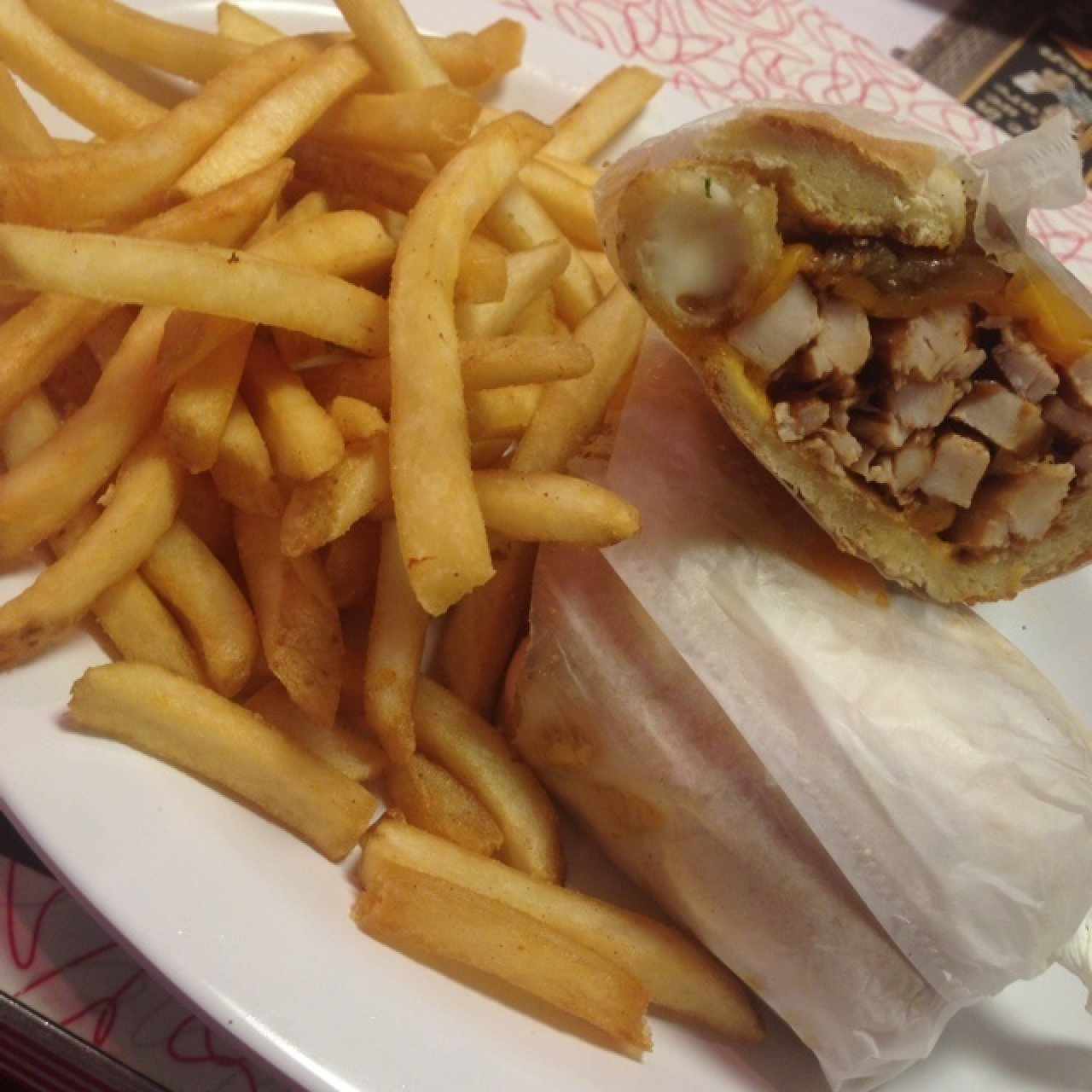 Chicken bbq sandwich en forma de wrap, con mozzarella sticks.