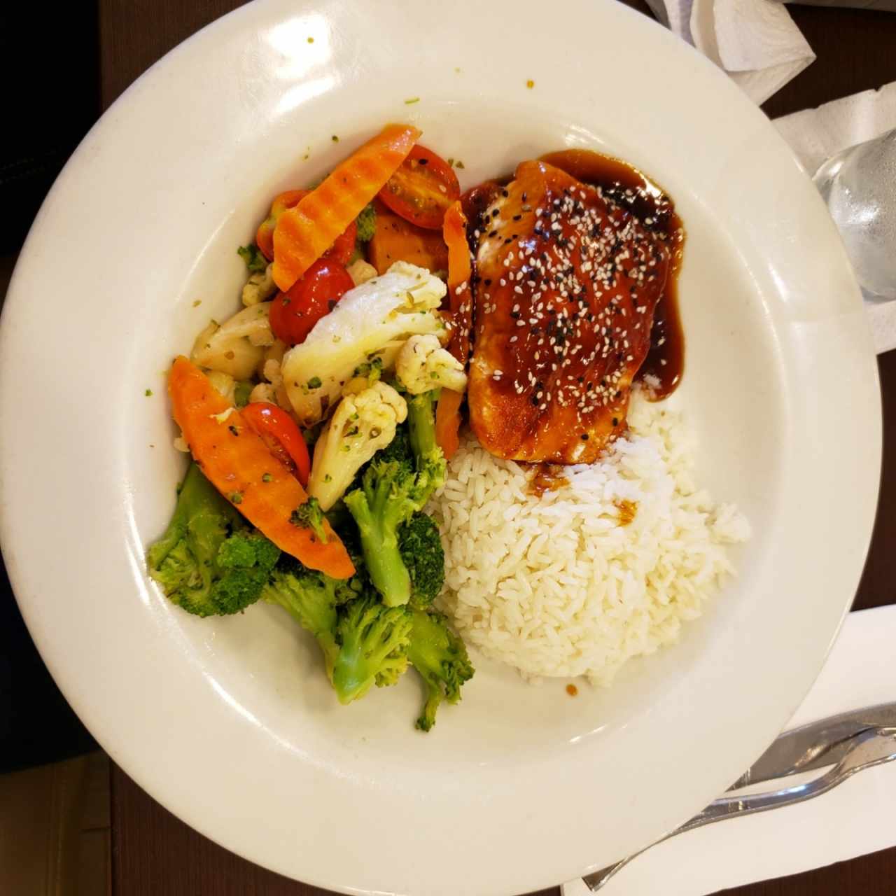 salmon teriyaki con vegetales y arroz blanco