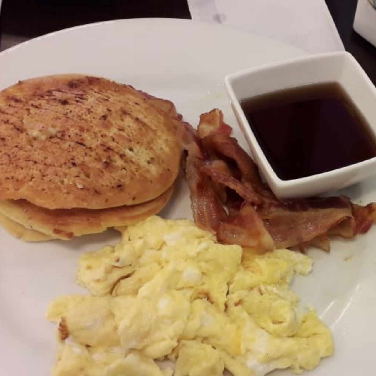 Pancakes, huevo revuelto y tocino