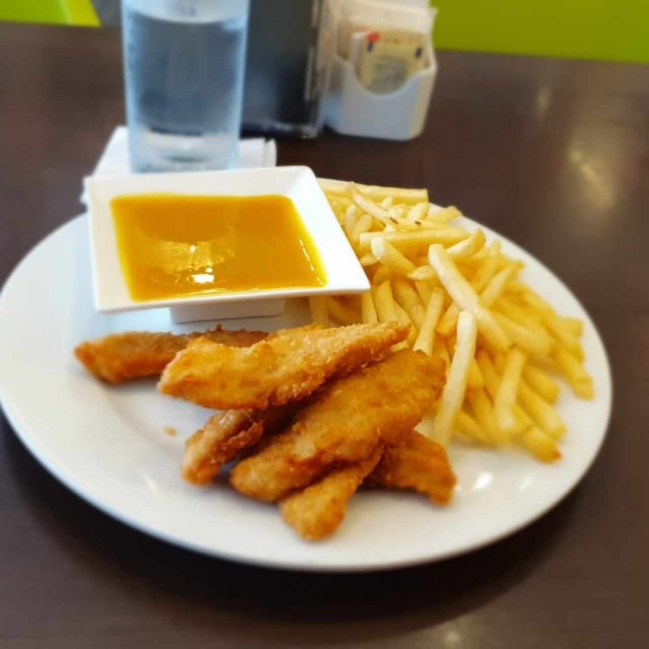entrada de chicken fingers con papitas fritas