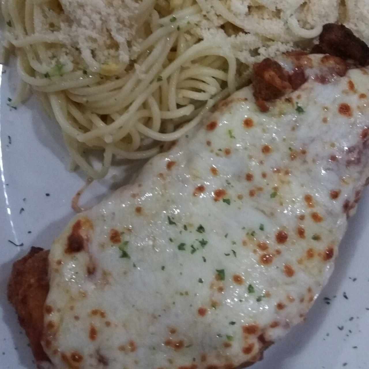 Chuletas Parmigiana con Spaguetti al Oleo