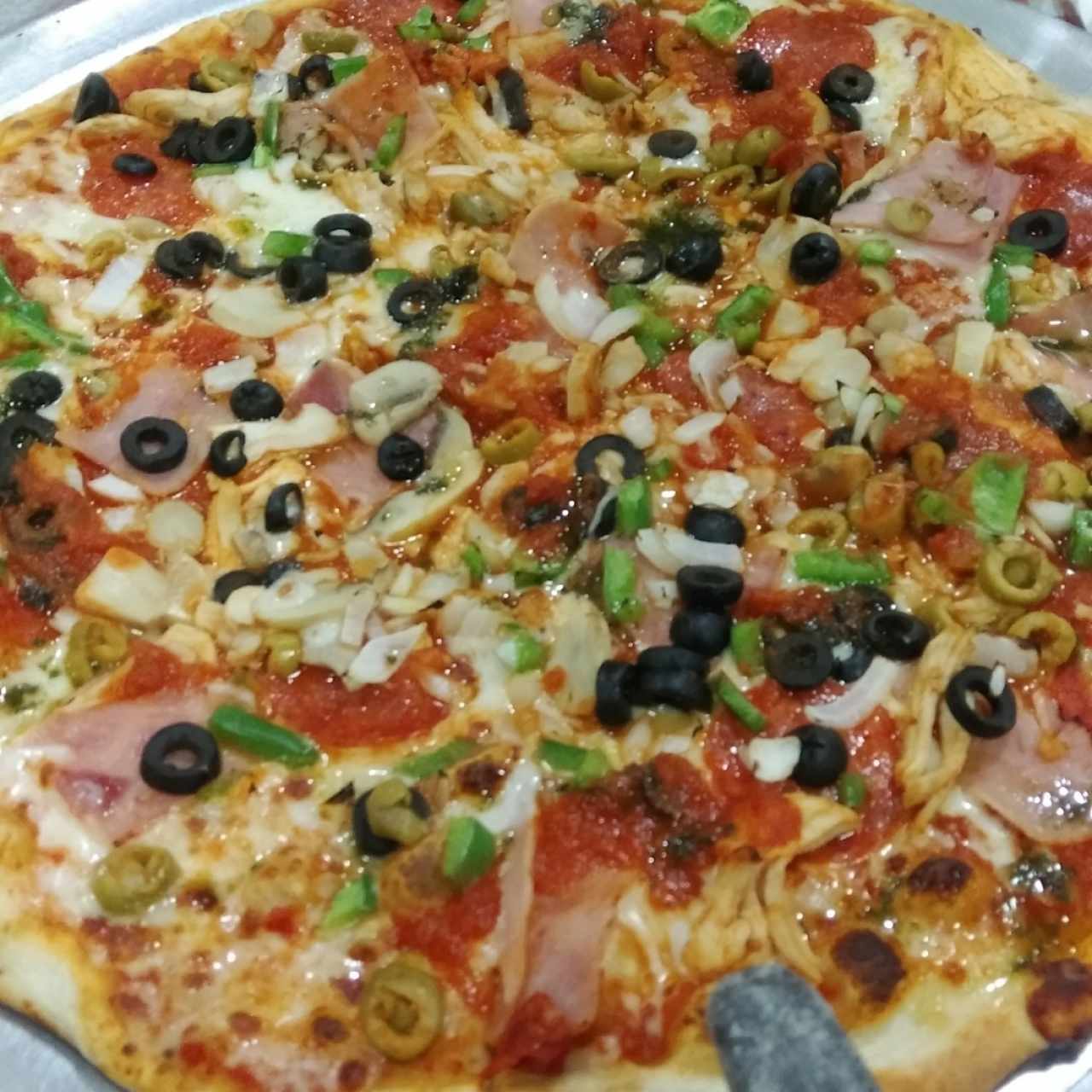 Pizza familiar de combinación.