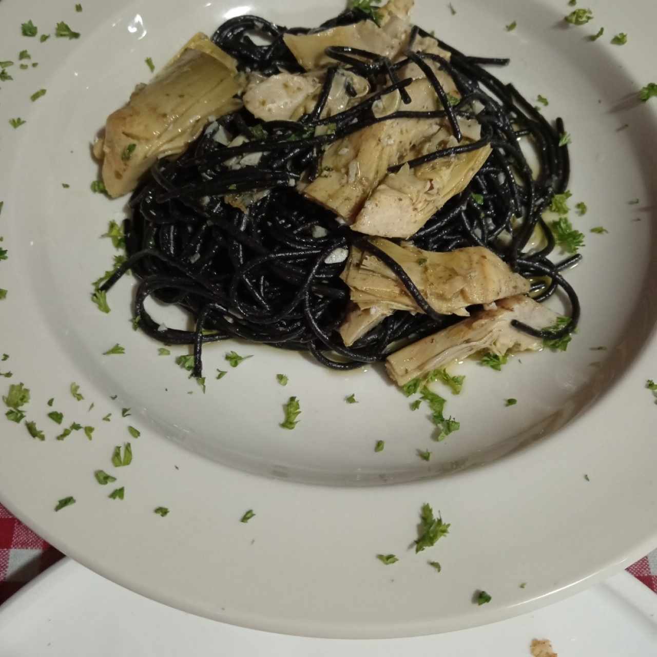 Pasta del día entintado de calamar y alcachofa