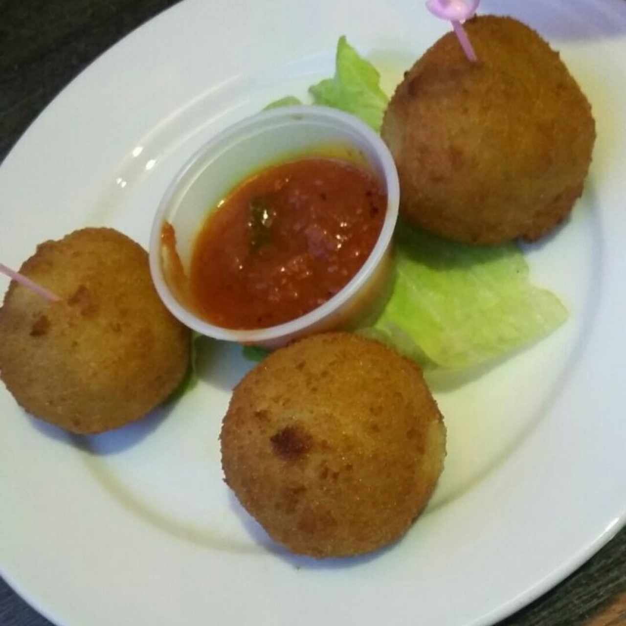 Esferas de plátano maduro rellenas de ropa vieja