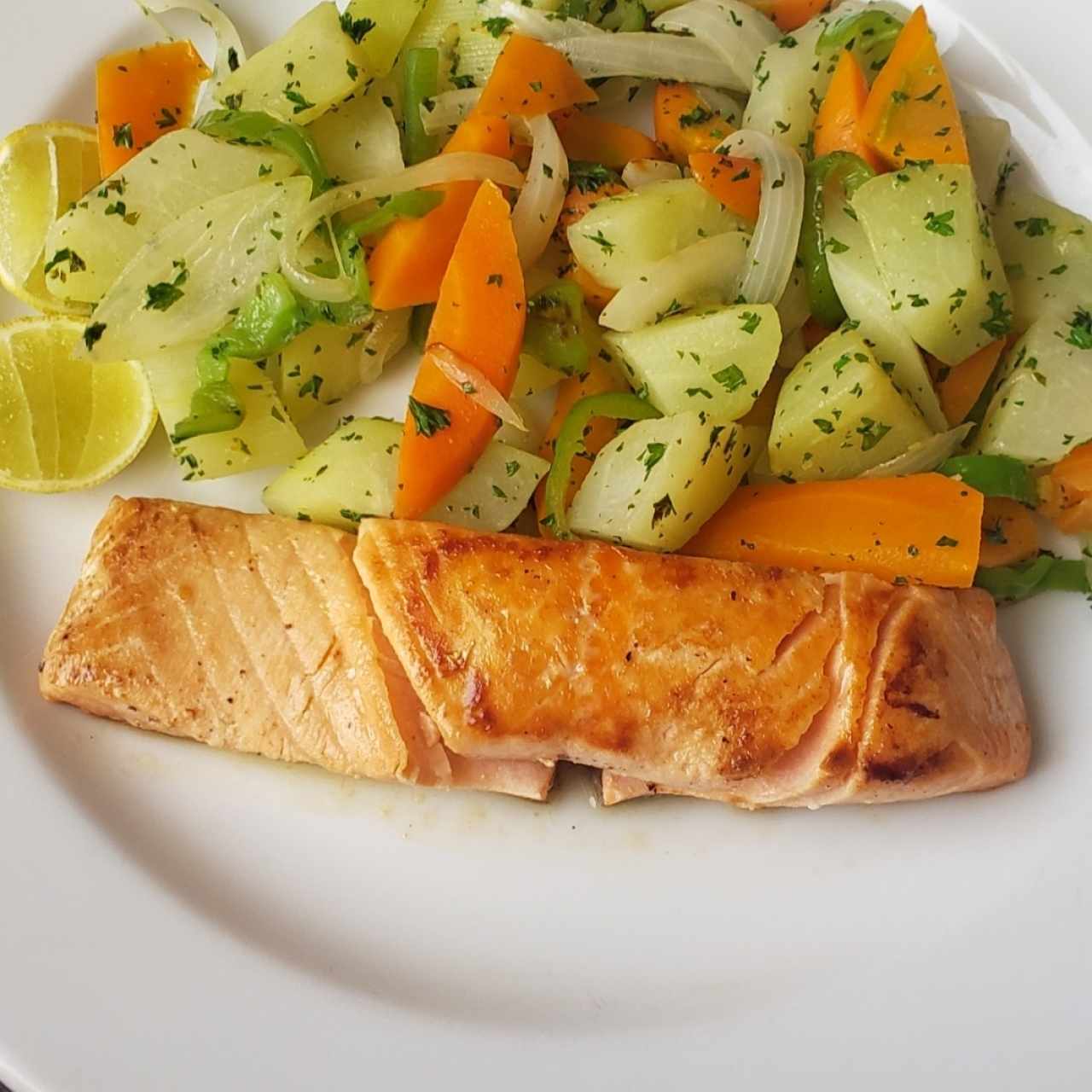 salmón con vegetales salteados
