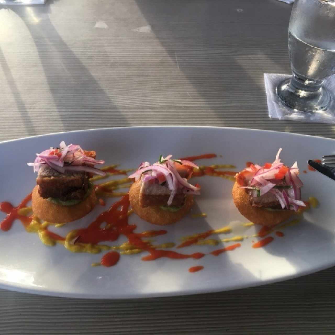 Pork Belly sobre Tortilla de Maíz Nuevo con Guacamole y Cebollas Encurtidas