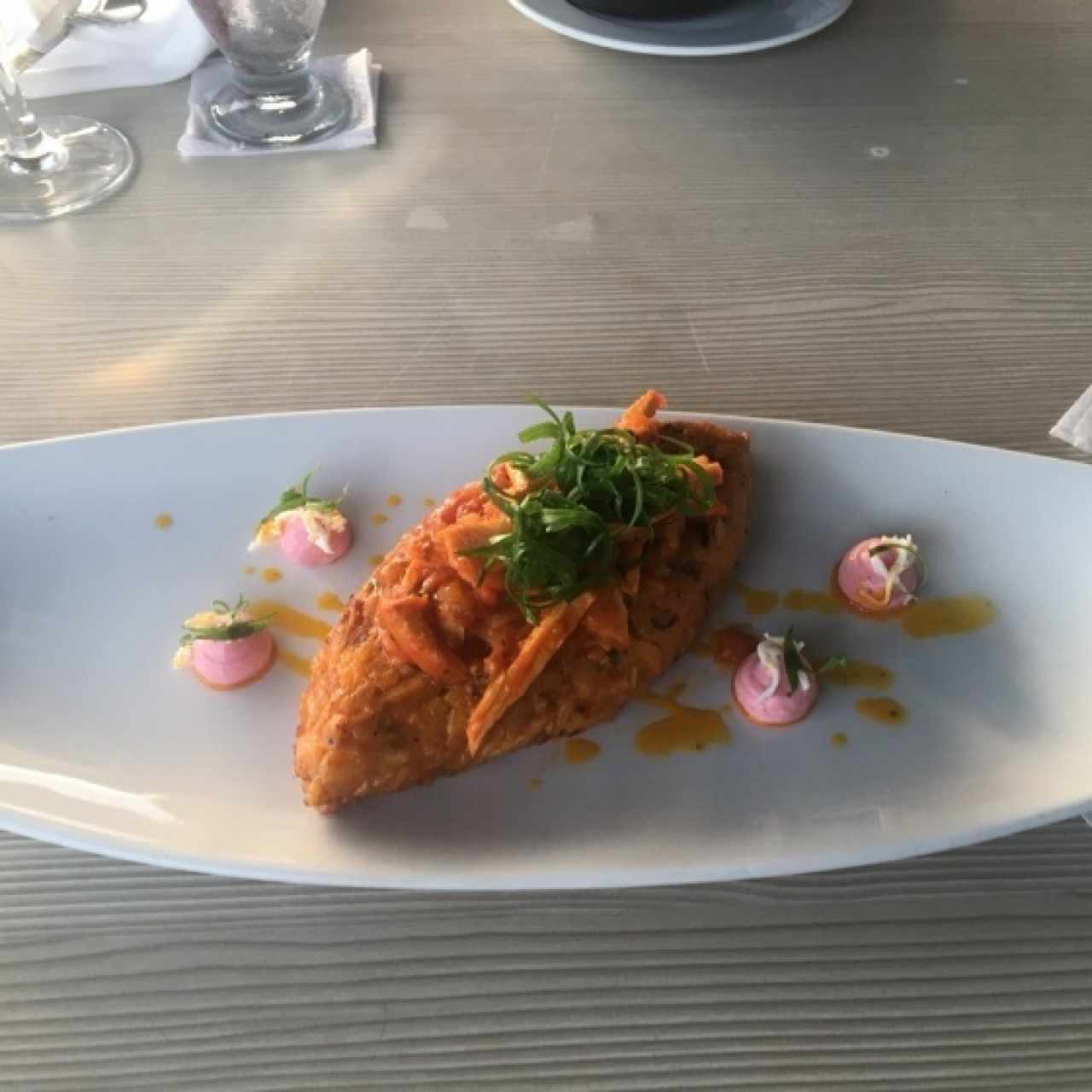 Tacu Tacu de Arroz con Pollo relleno de Platano en Tentación coronado con Sofrito y espuma de Ensalada de Feria