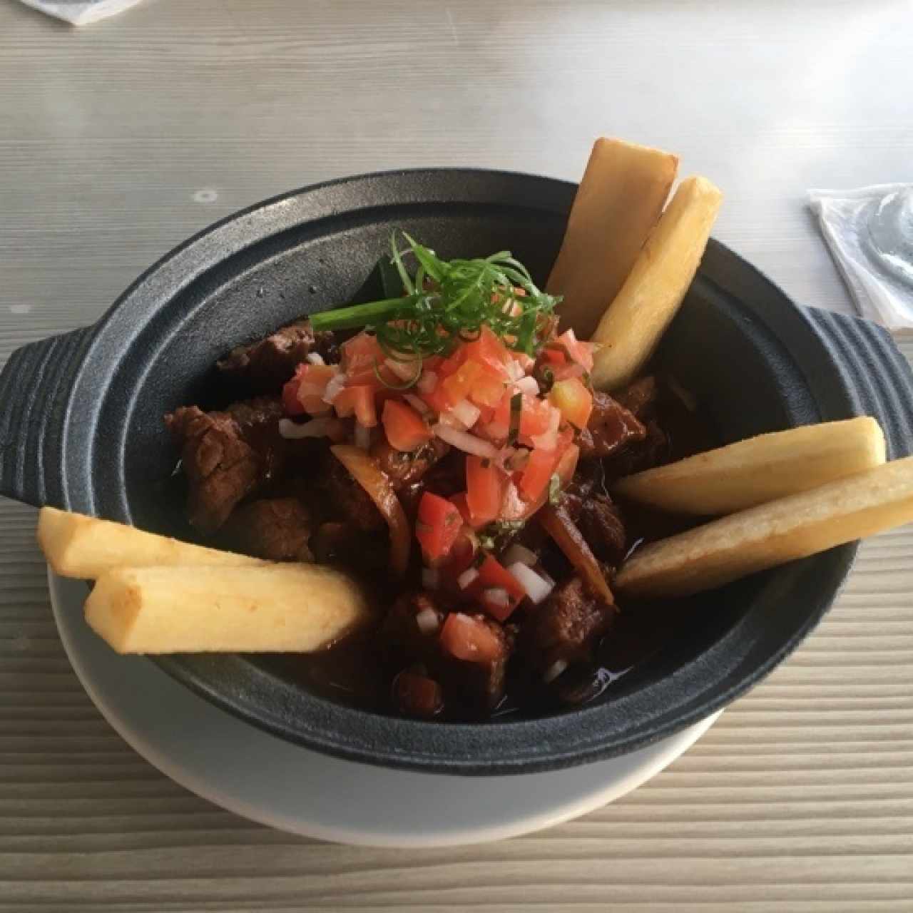 Salteado de Res Achiotado con Cebollas, Pesto de Culantro con Pepitas de Marañón y Bastones de Yuca Frita