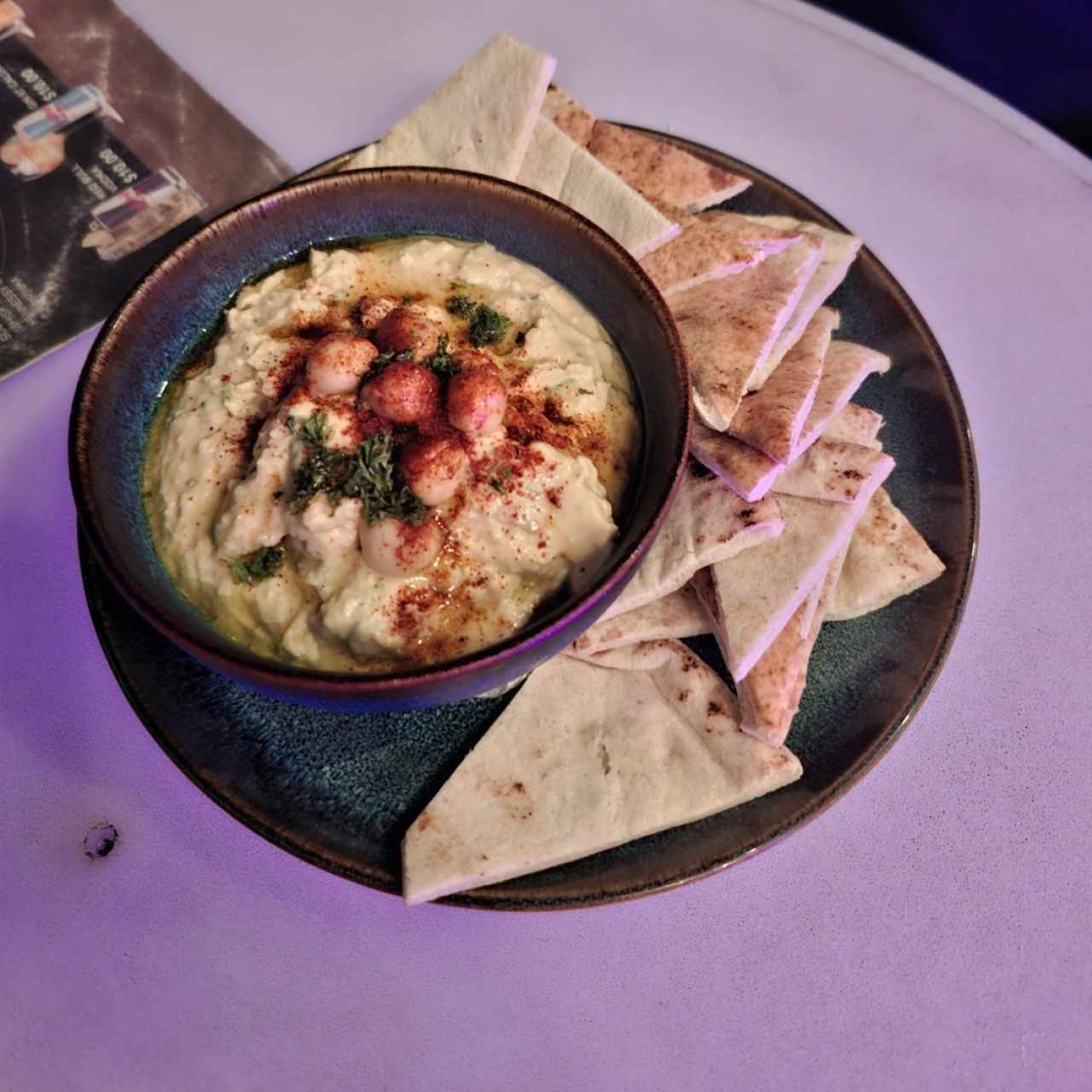 HUMMUS CON CILANTRO Y PAN PITA