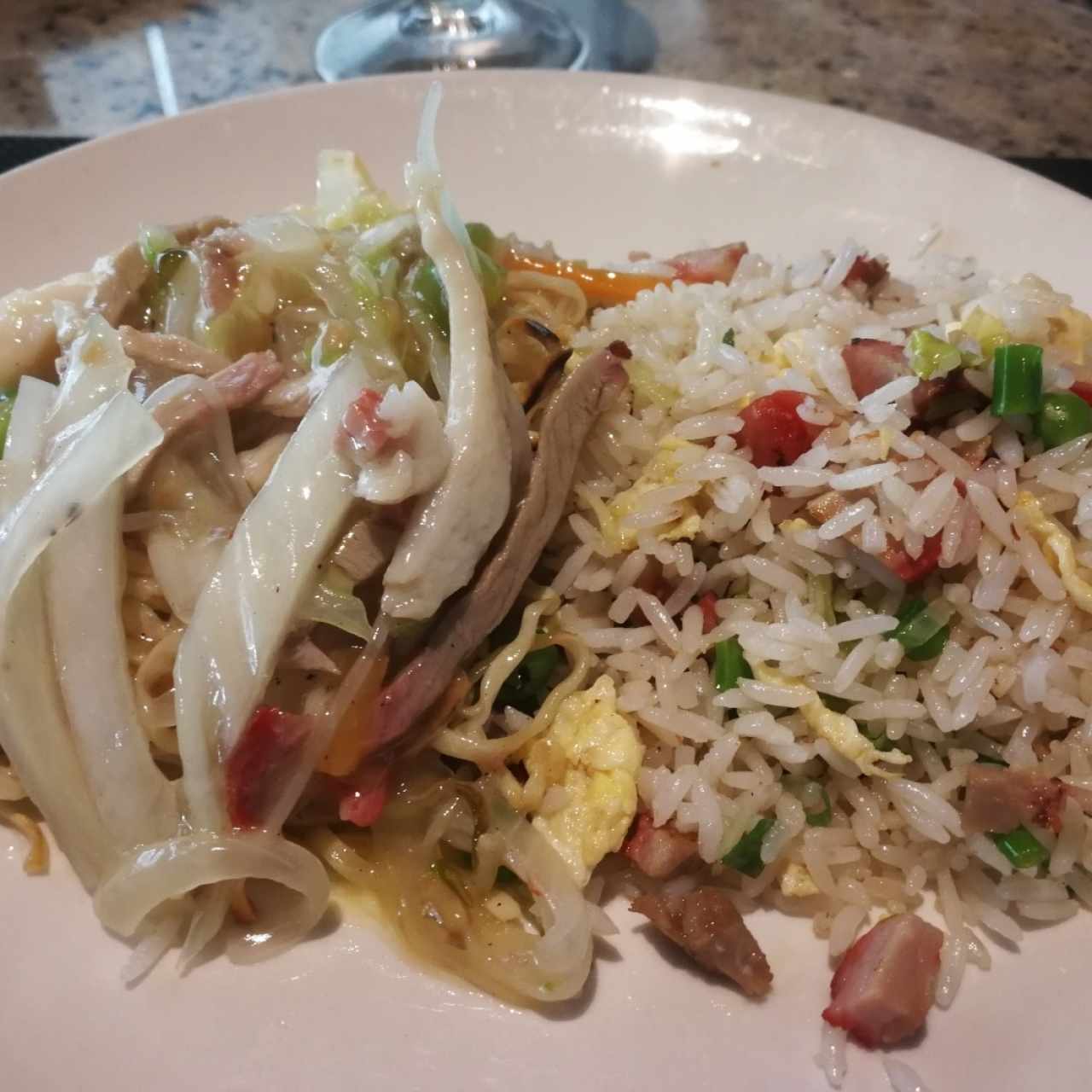 Arroz Kowloon y Chow Mein Especial. 