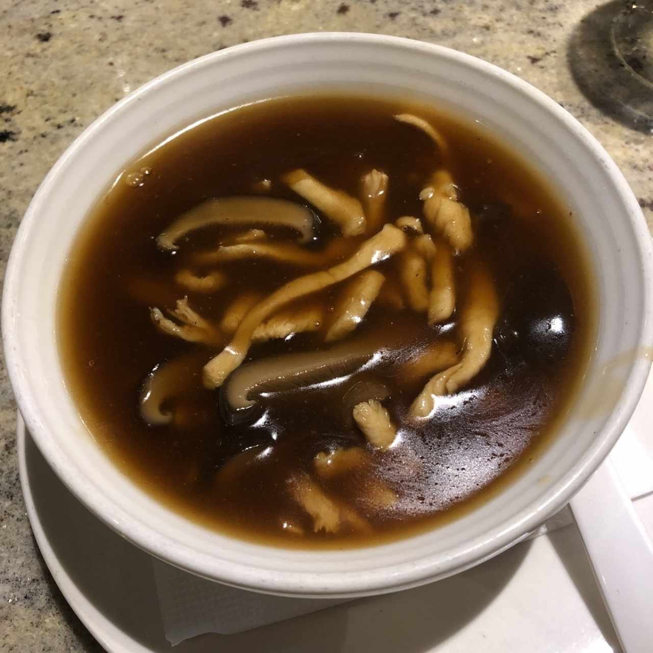 Sopa de Hongos Chinos y Pollo