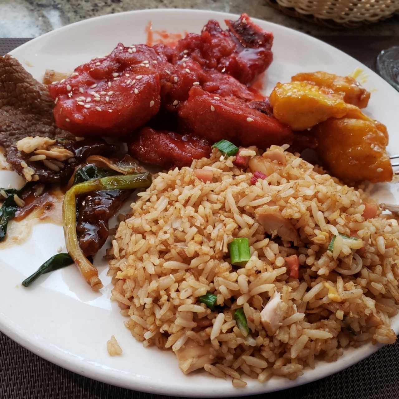 plato compartido con amigos (carne mongolian, carne gengibre-cebollin, chuleta agridulce y pollo a la miel)