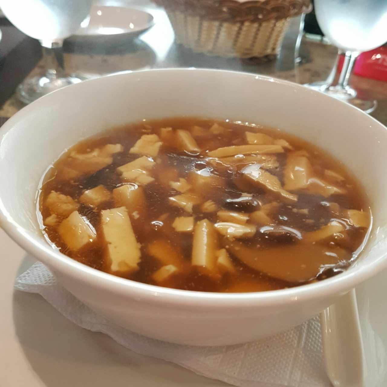 sopa de tofu y hongos