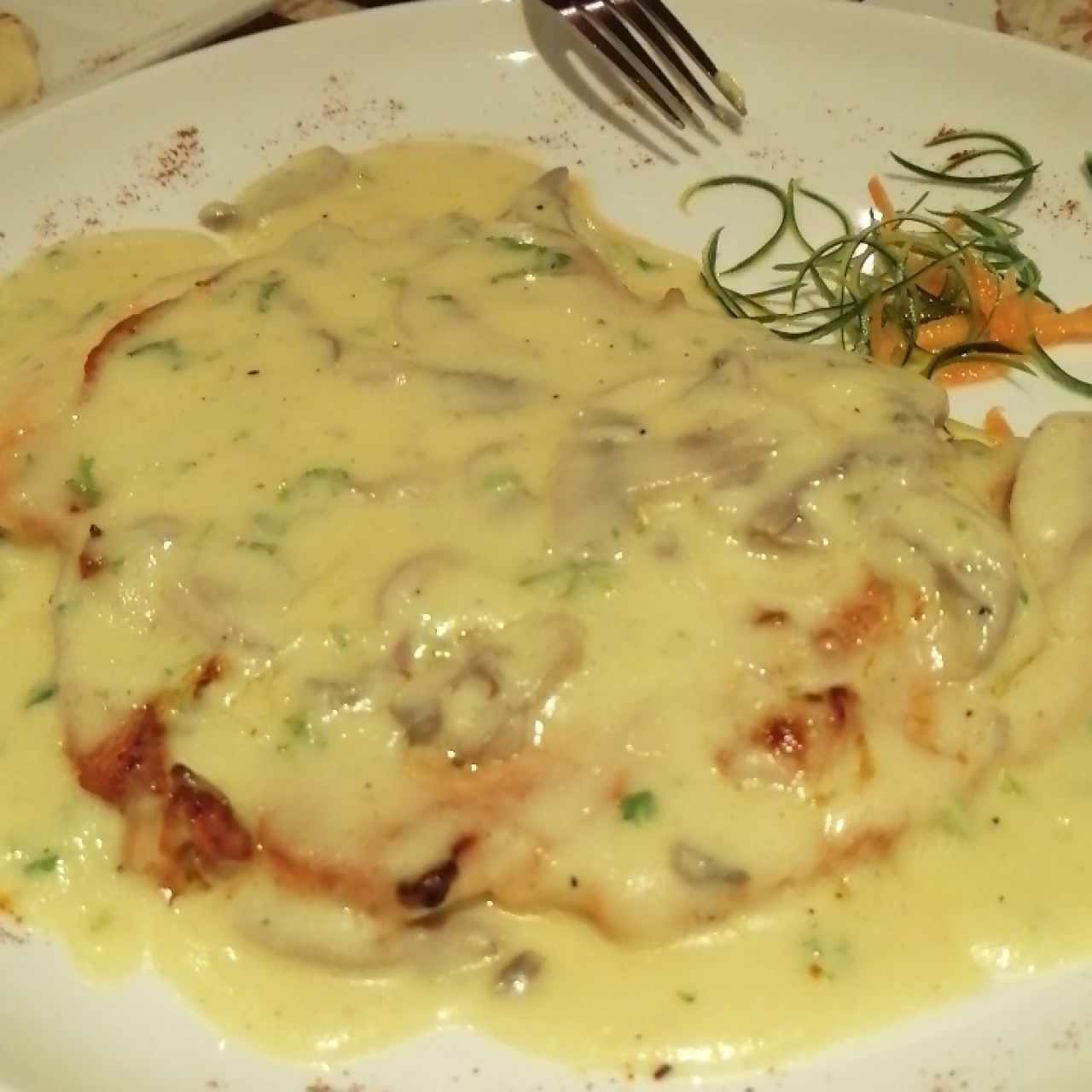 Pollo con salsa blanca y champiñones