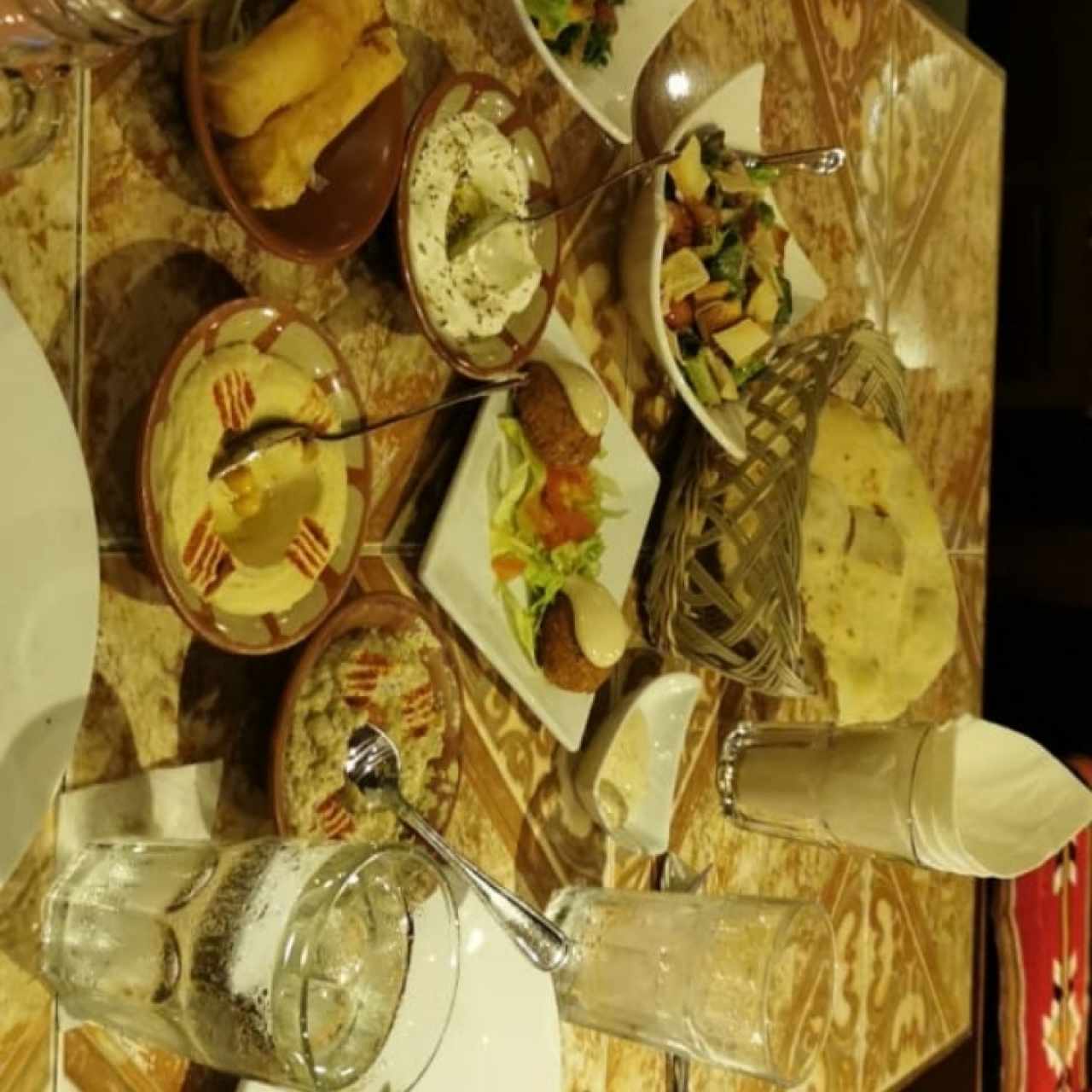 una exquisita mesa libanesa 