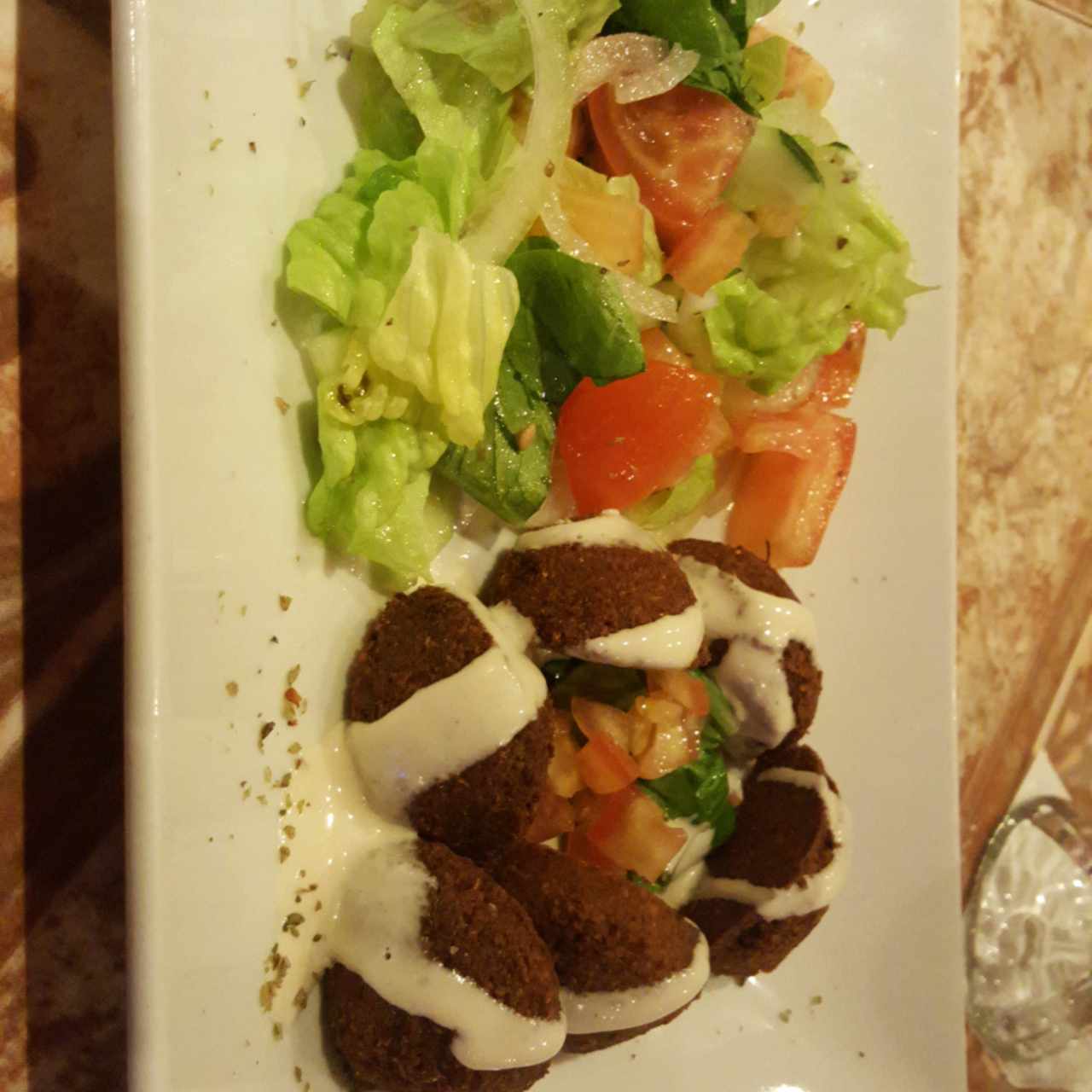 Falafel en plato con ensalada libanesa