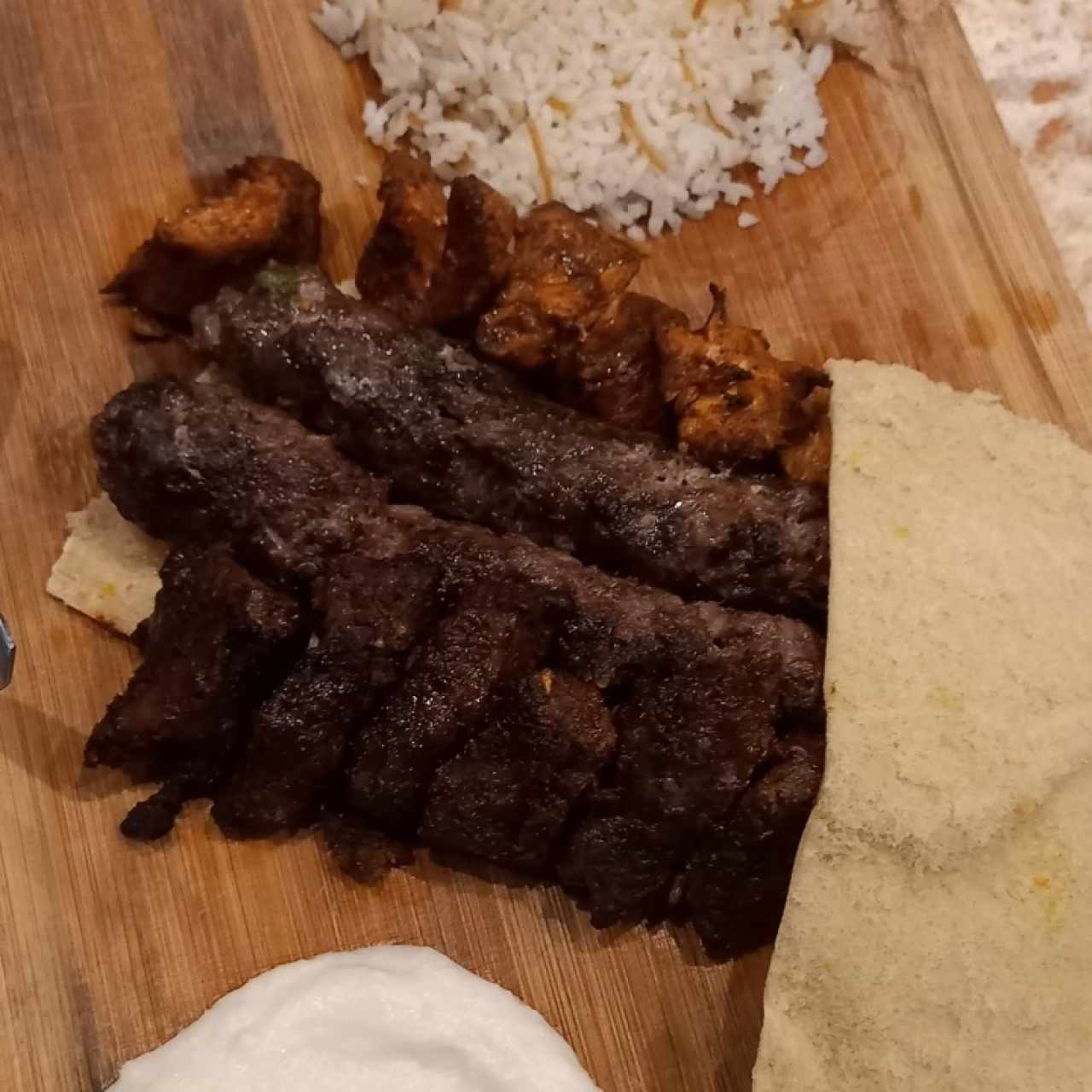carne, pollo, kaftan, arroz con fideos