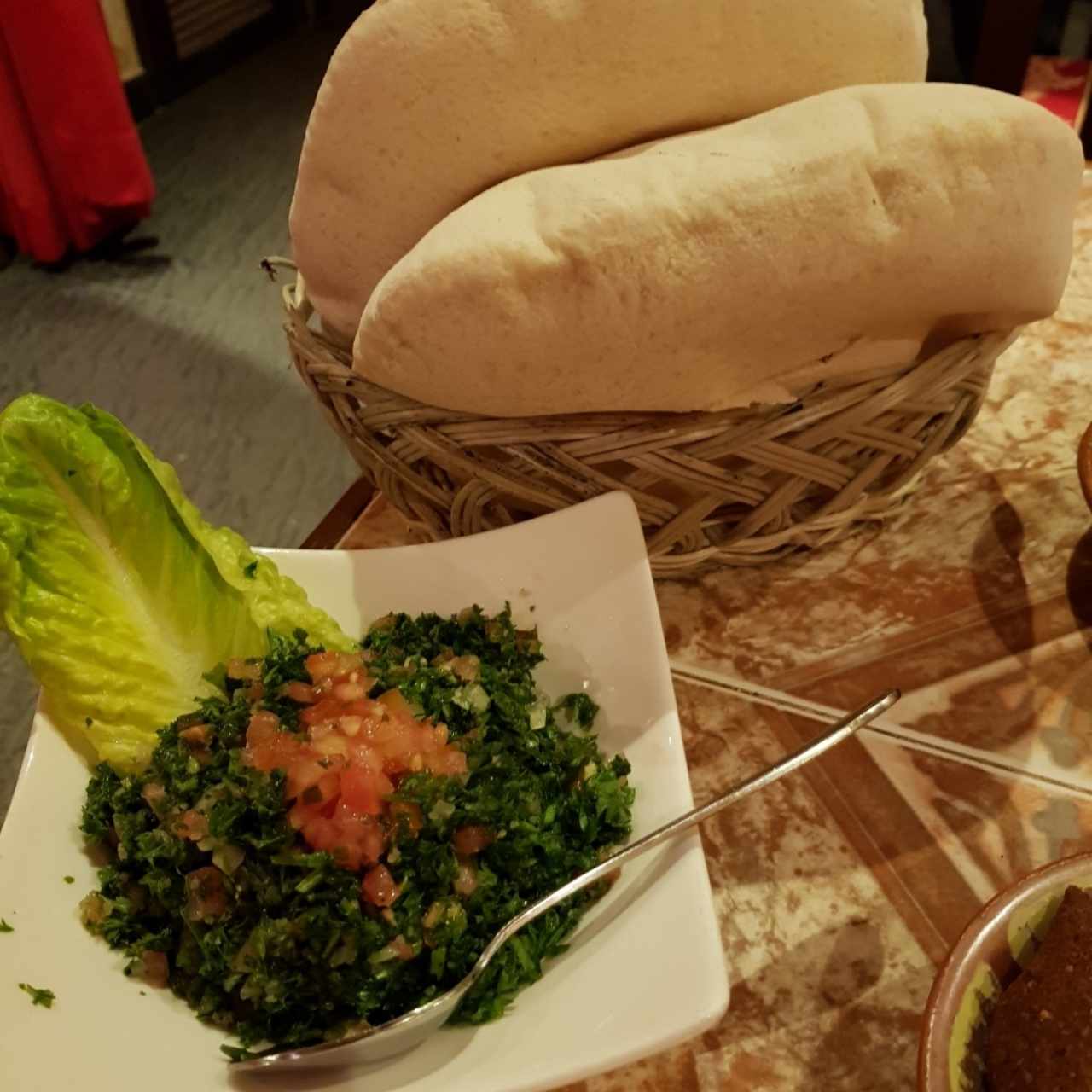 ensalada tabule y pan pita