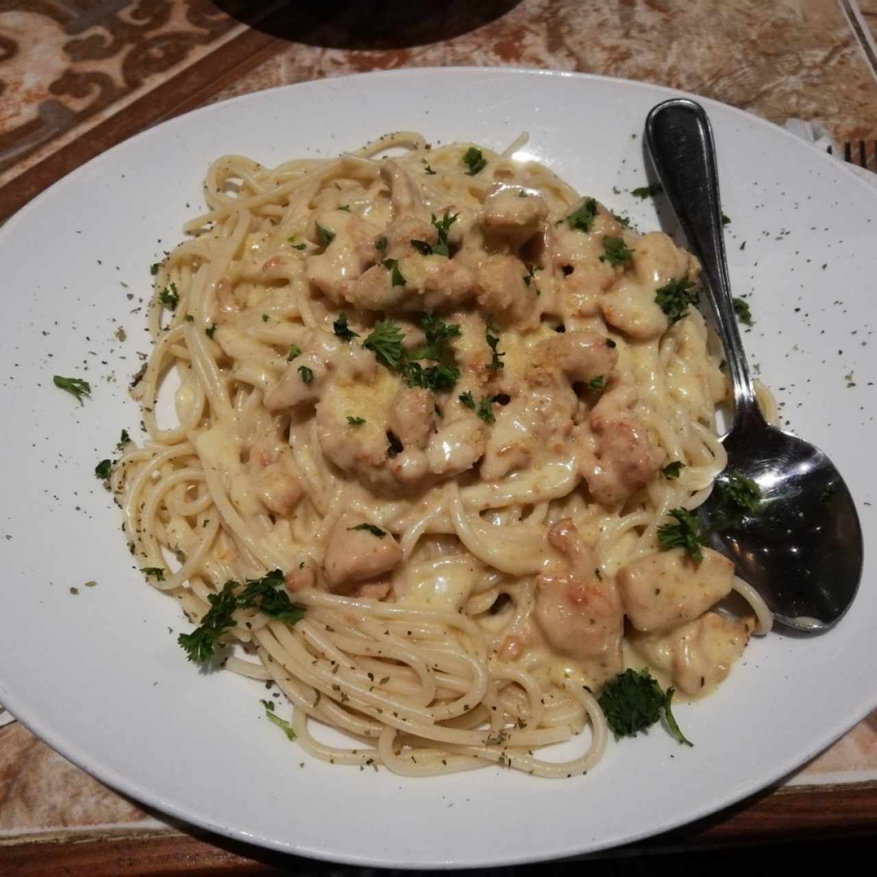 spaghetti Alfredo con pollo