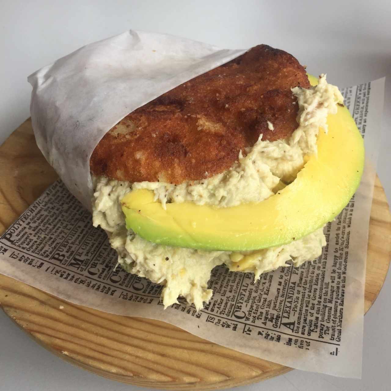 arepa de chicharron con pollo y aguacate 