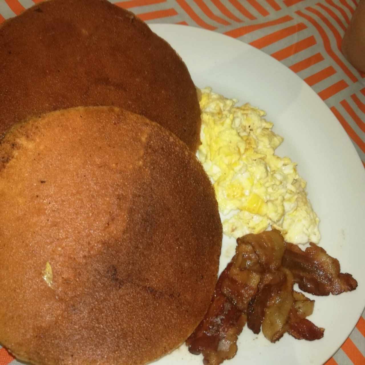pancakes y huevo