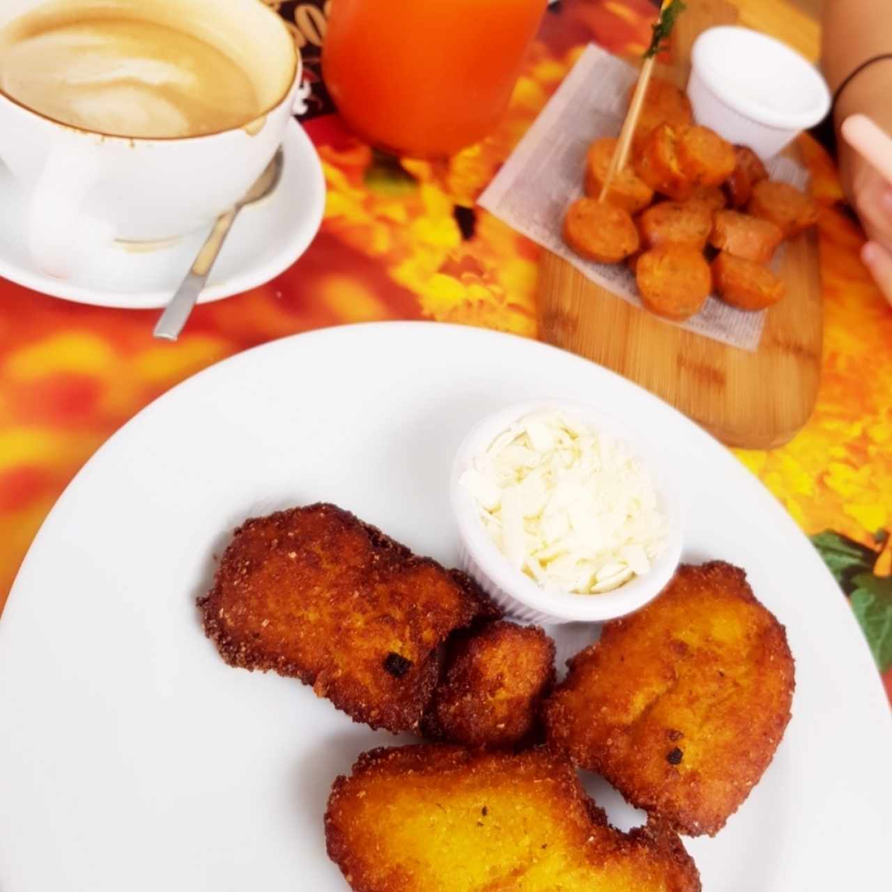 bunuelos de maiz con queso y chorizo santeno