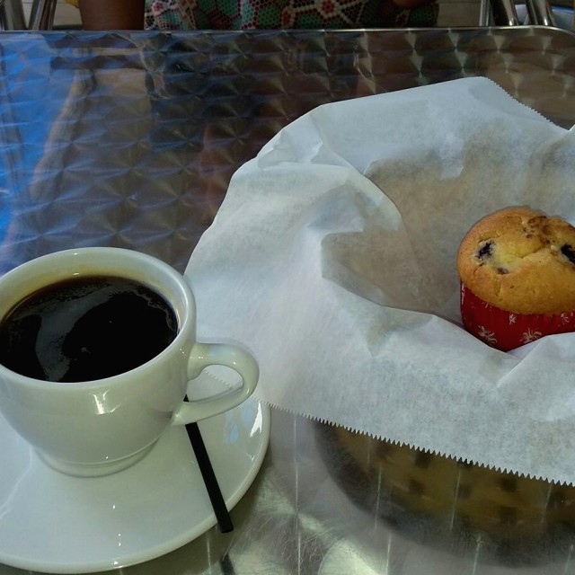 Café Americano y Muffin de Blueberries