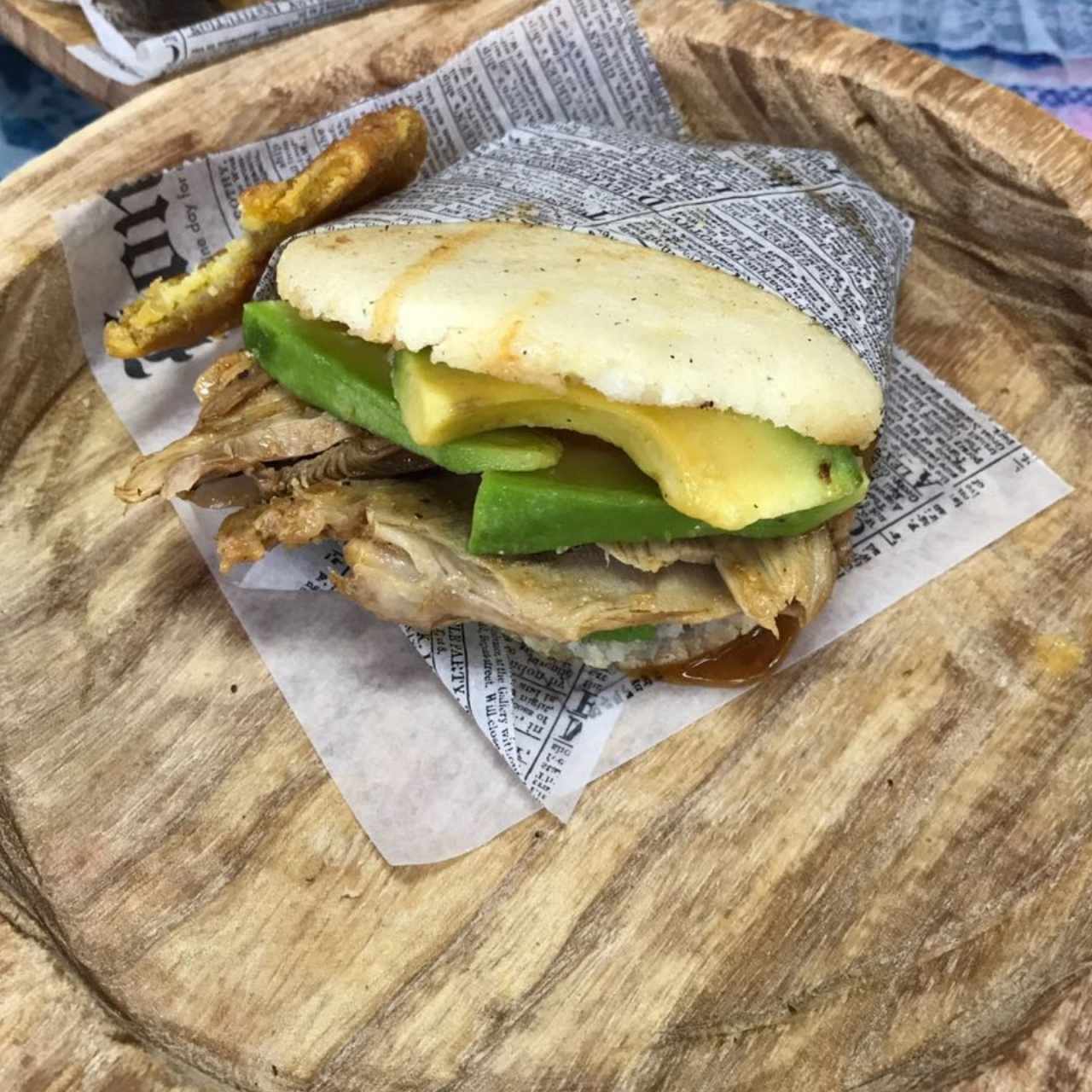 arepa con aguacate y pollo