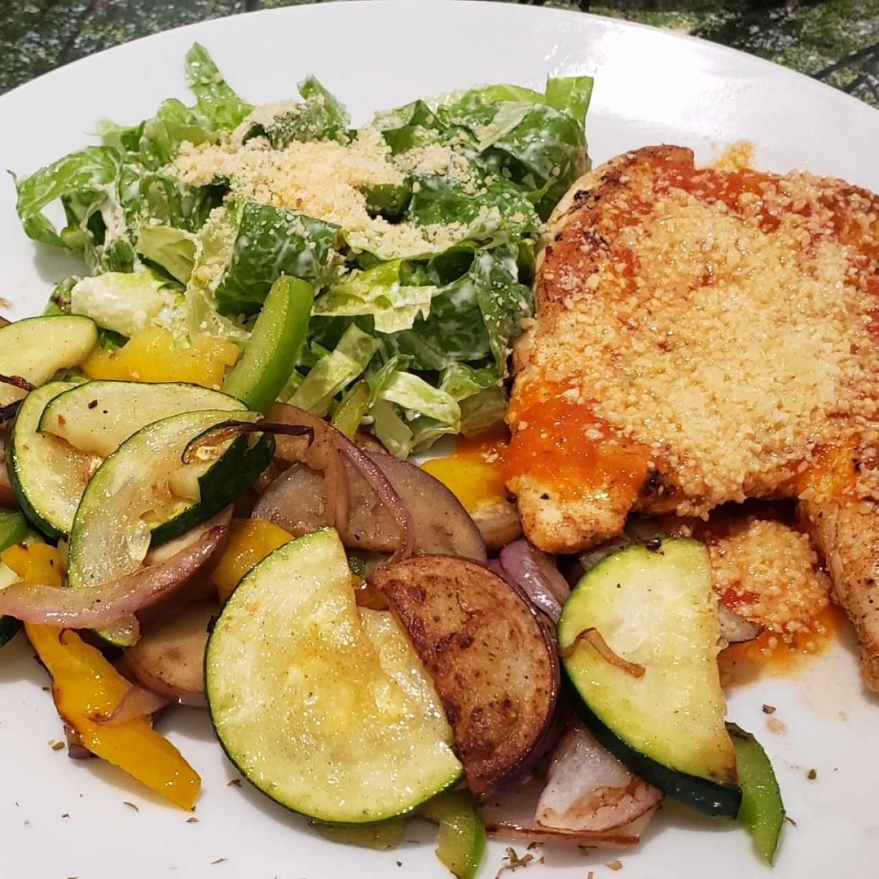 Plato del día: Pollo con parmesano con ensalada y vegetales