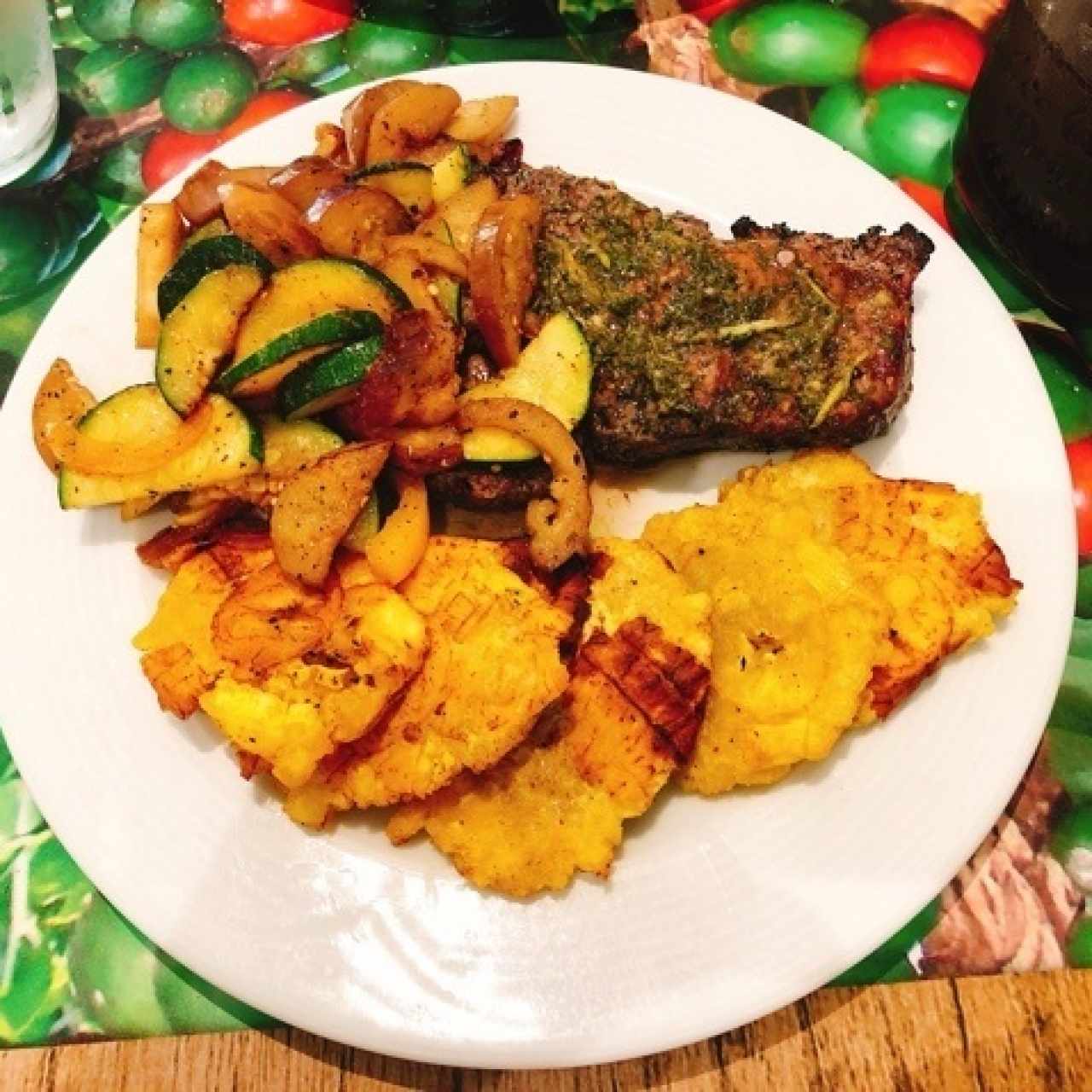 Churrasco a la parrilla con patacones y vegetales salteados