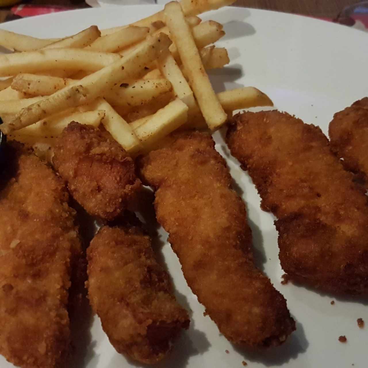 Chicken Fingers con papas fritas