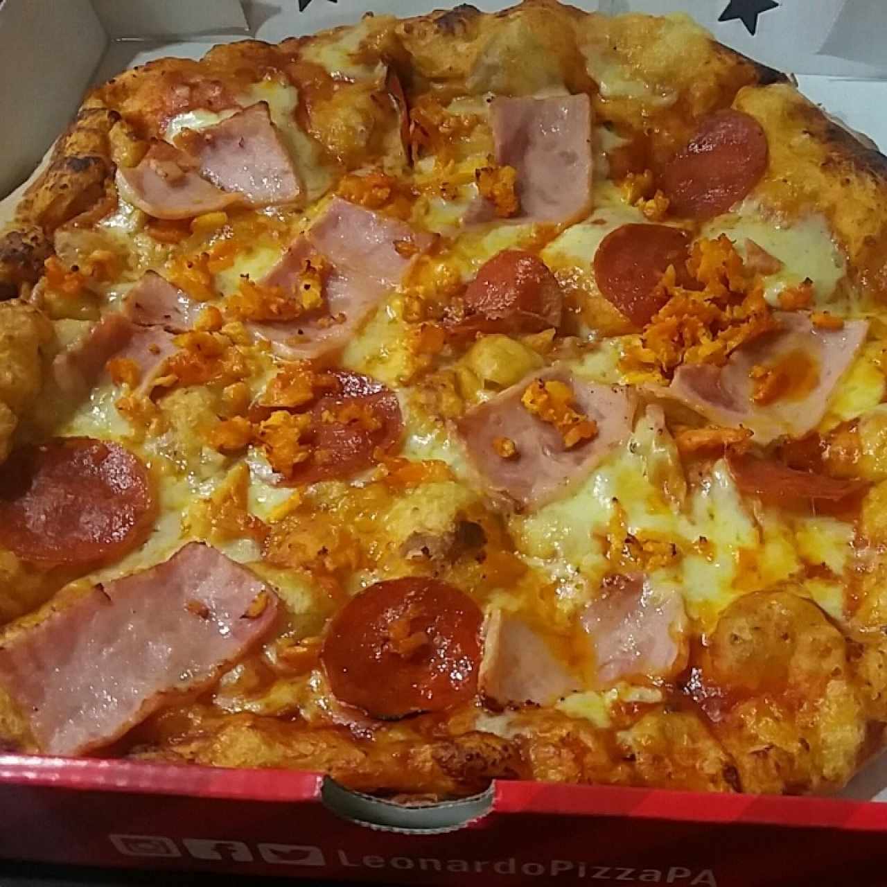 Pizza jamón, peperoni y pollo