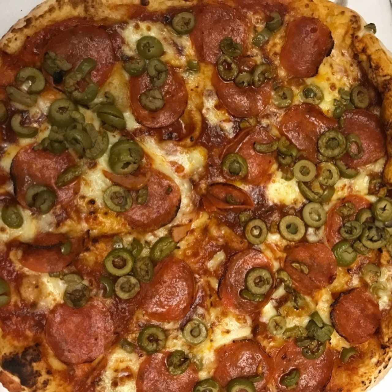 pizza familiar de peperoni y aceitunas