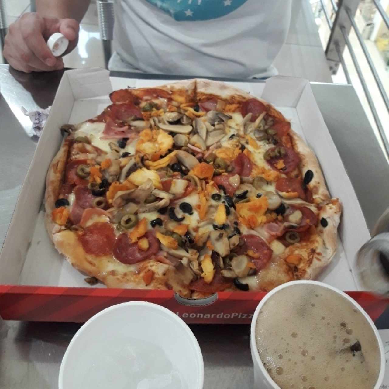 pizza con peperoni, anchoas y pollo