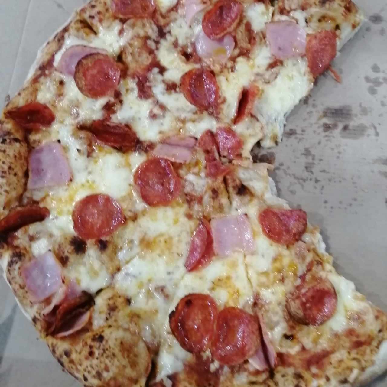 Pizza con Peperoni y Jamón. 