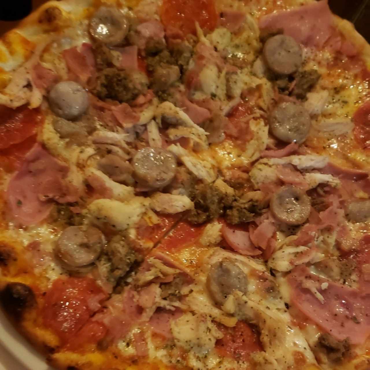Pizza de Peperoni con chorizo, pollo y jamón
