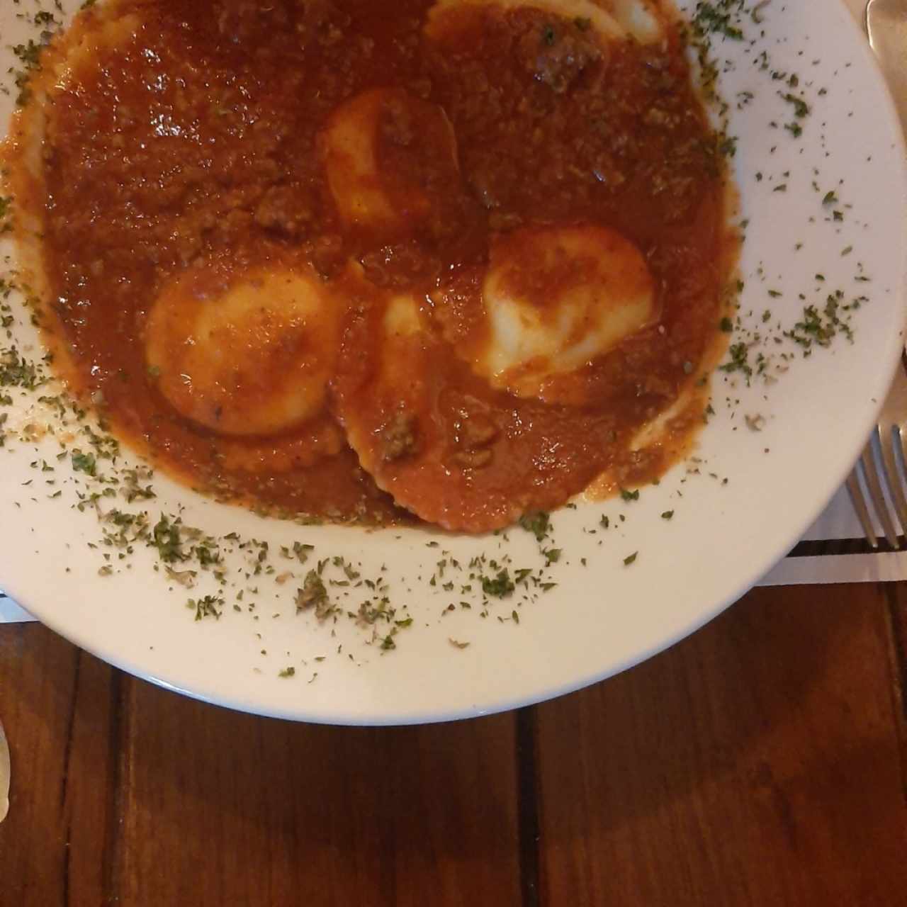 ravioli en salsa bologñesa