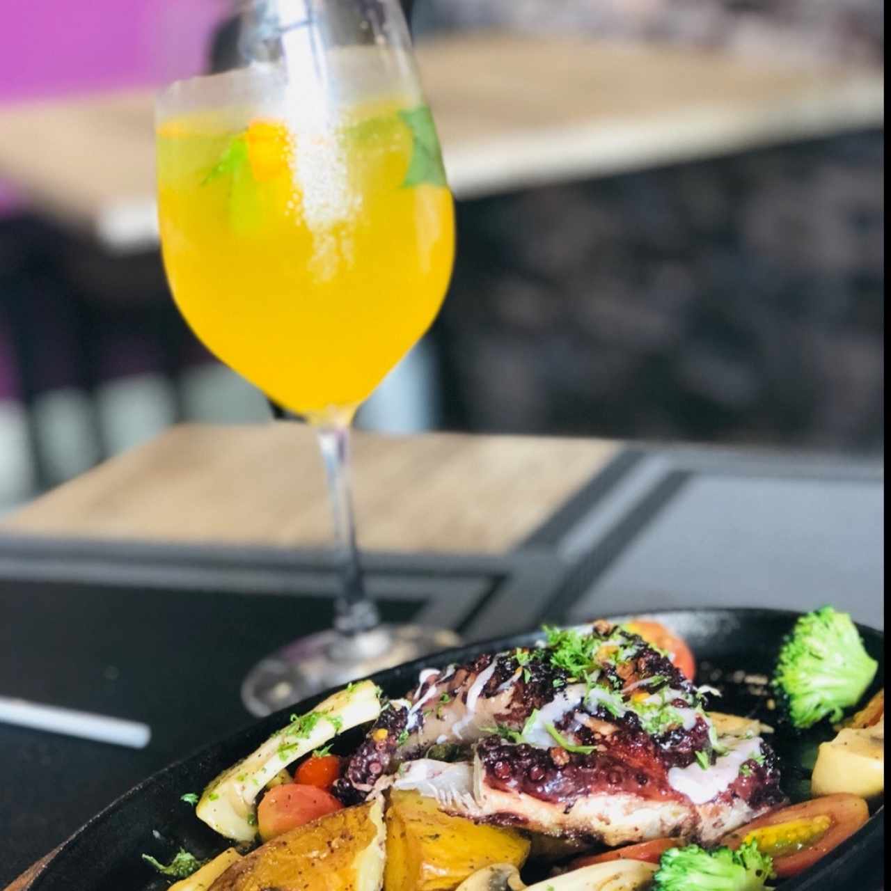 Pulpo a la Plancha con el Coctel LA PANAMEÑA