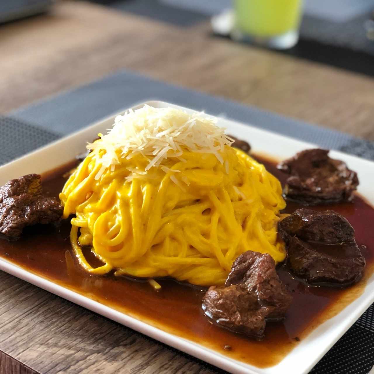 Tallarines a la Huancaina con Filete de Res