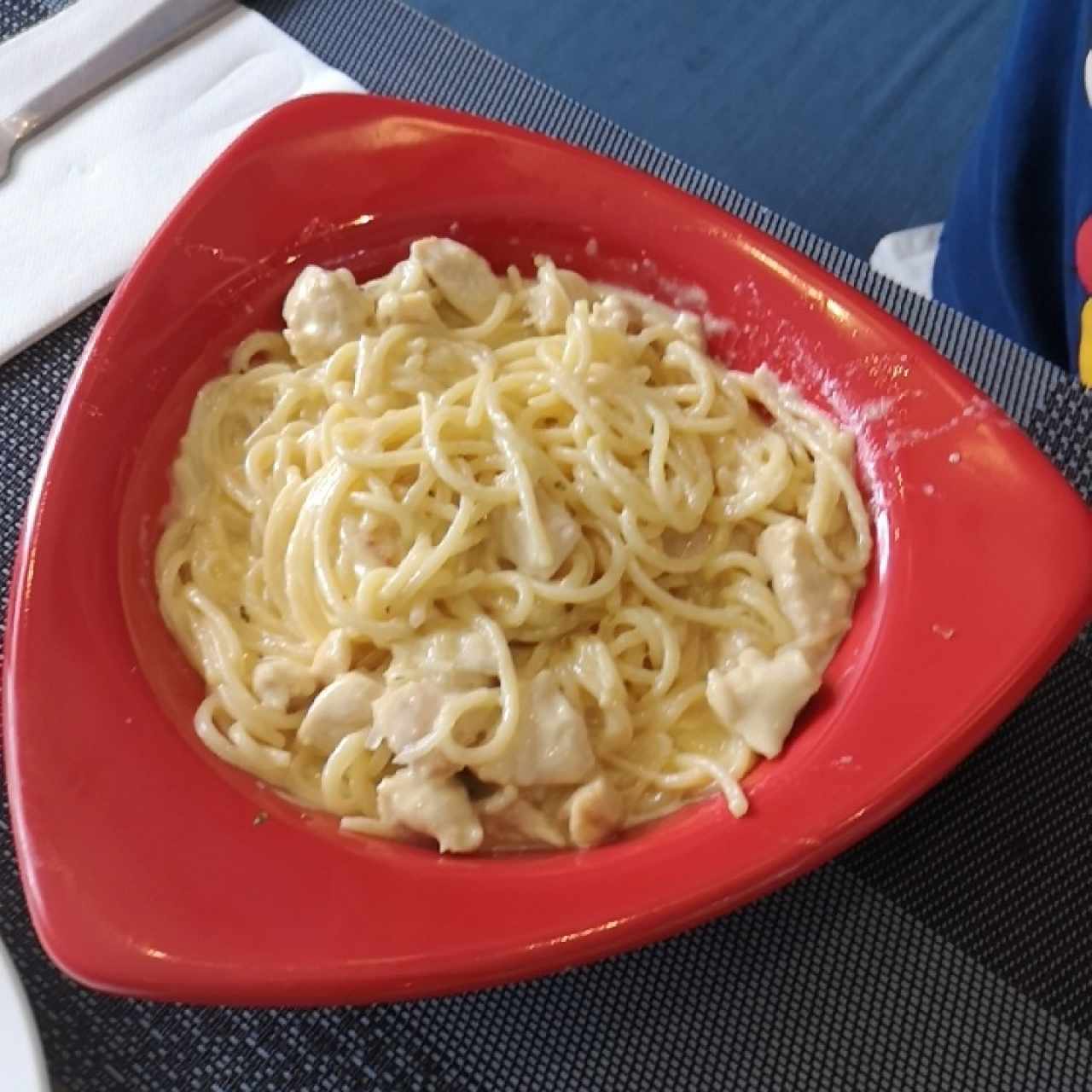 Spaguetti en salsa blanca con pollo