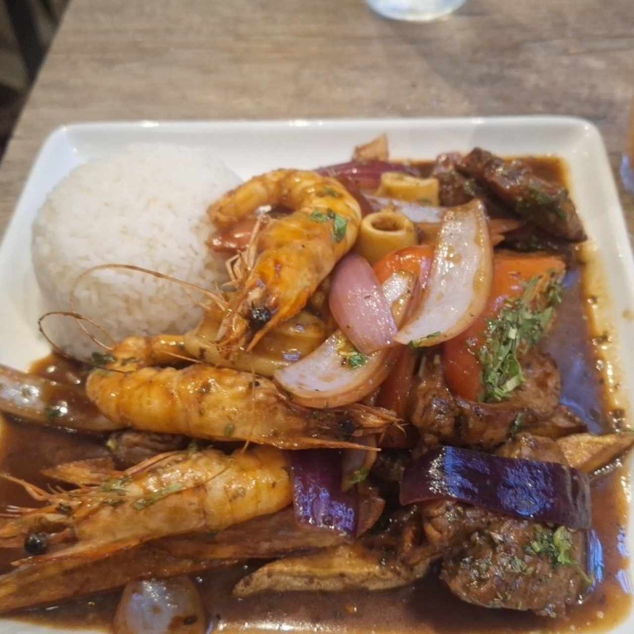 lomo saltado mar y tierra
