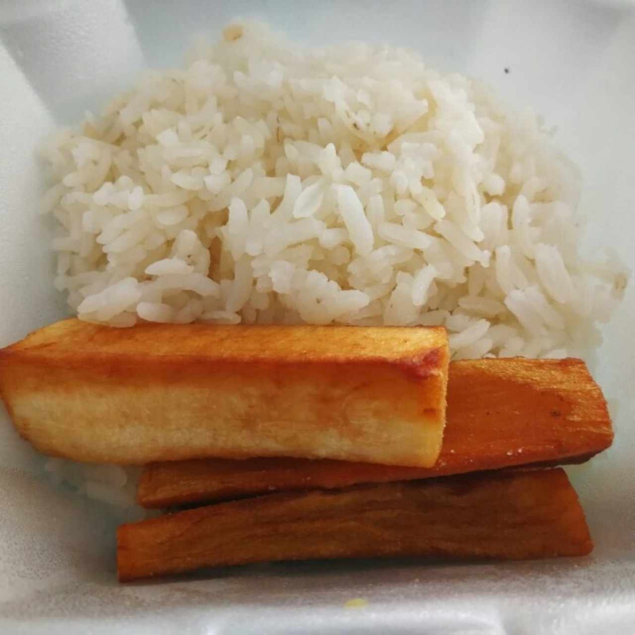 Guarnición de arroz y yuca frita