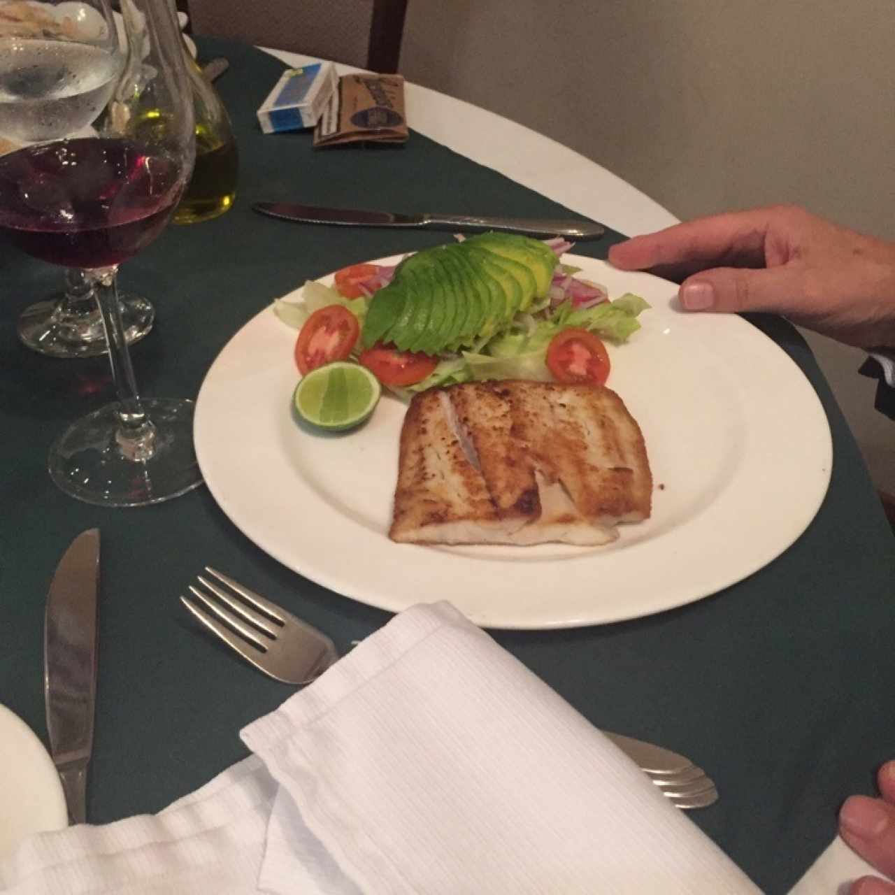 pescado a la plancha con ensalds y aguacate