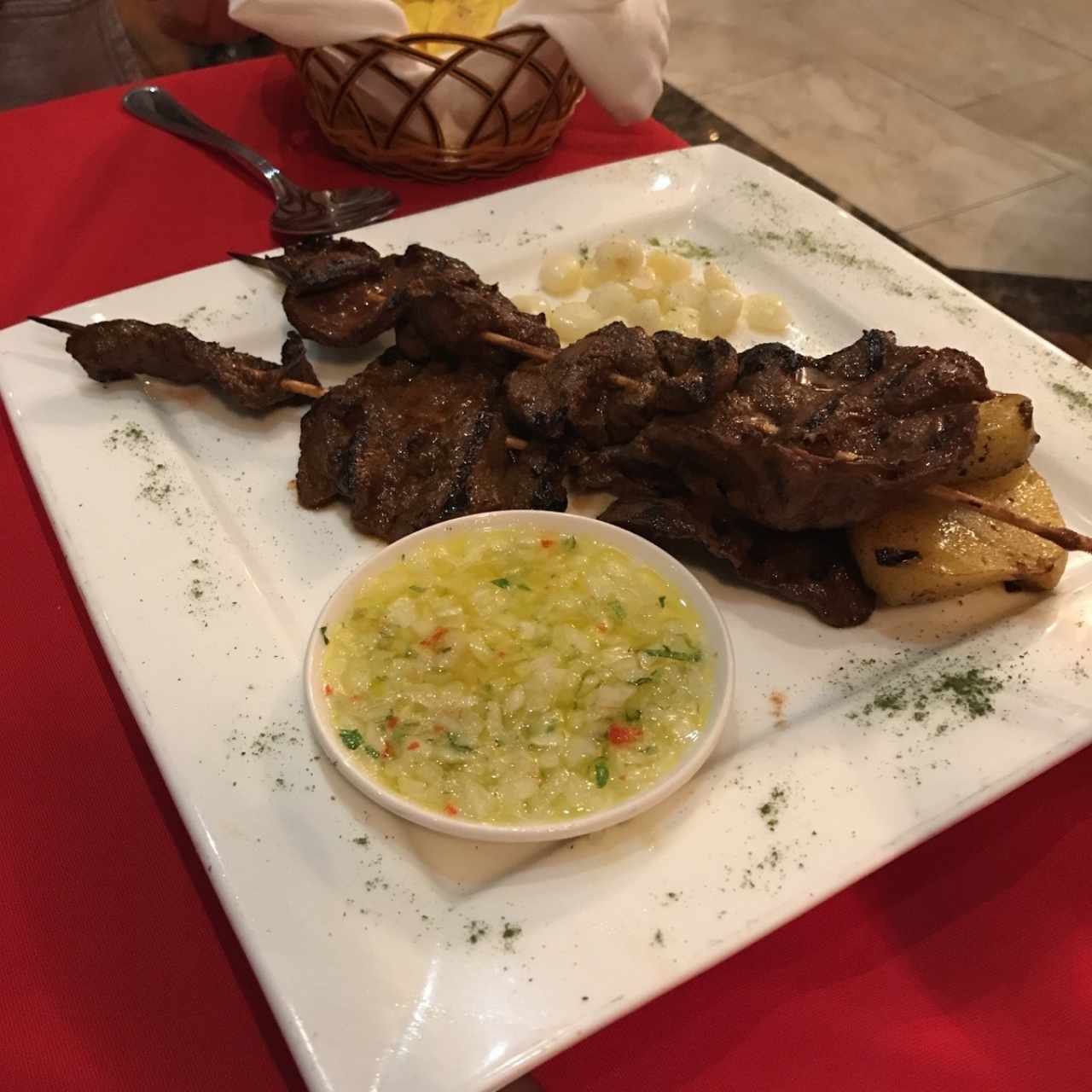 Anticuchos: corazones de res con papas y delicioso chimichurri