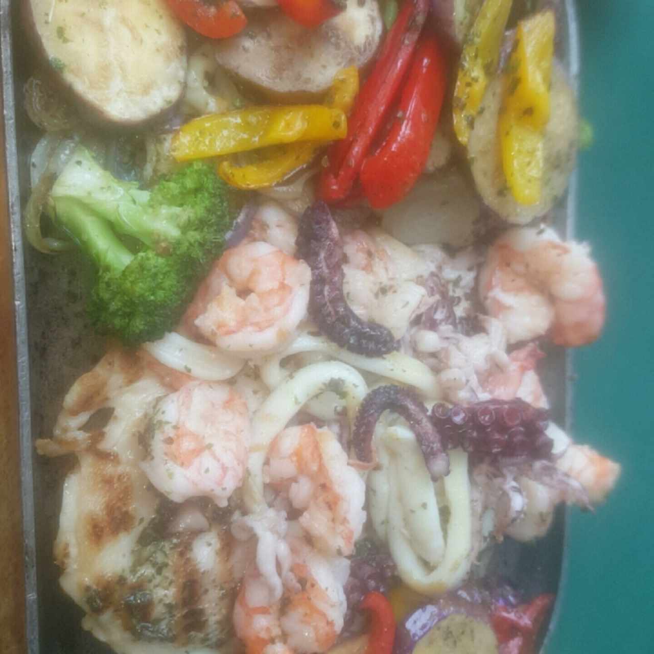 corvina con mariscos a la parrilla