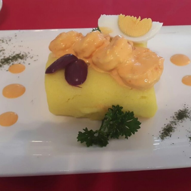 Causa de langostinos