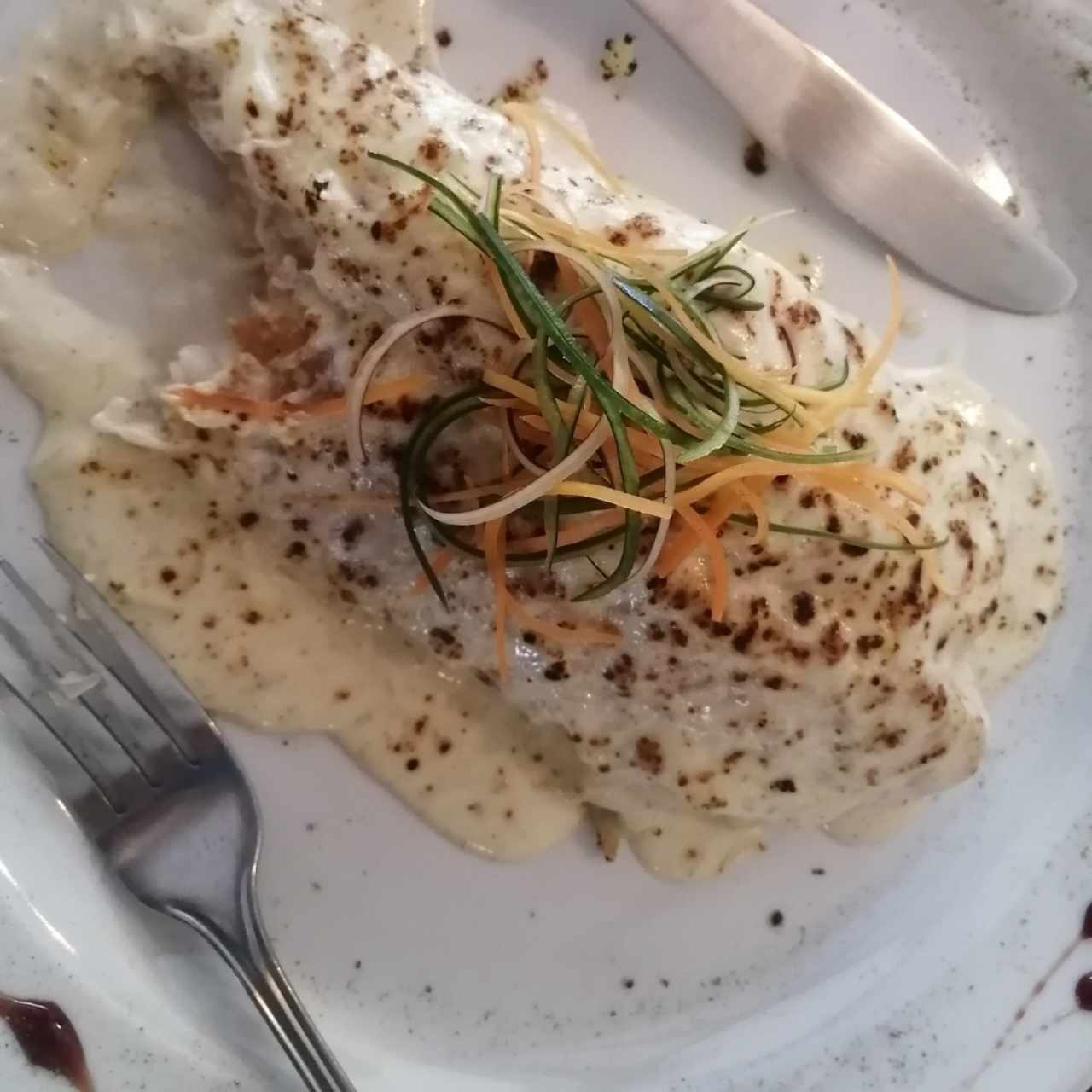 Filete de pescado gratinado en salsa blanca 